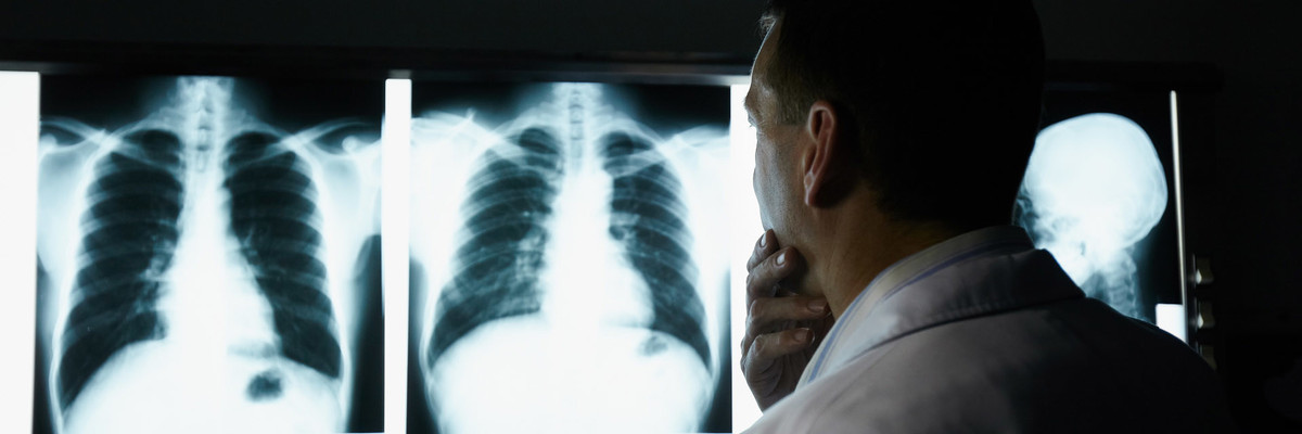 Để ghi nhớ công lao của nhà vật lý Rontgen, người ta dùng họ của ông làm đơn vị đo mức bức xạ. Trong tiếng Đức, tia X vẫn còn được biết tới là tia Roentgen.