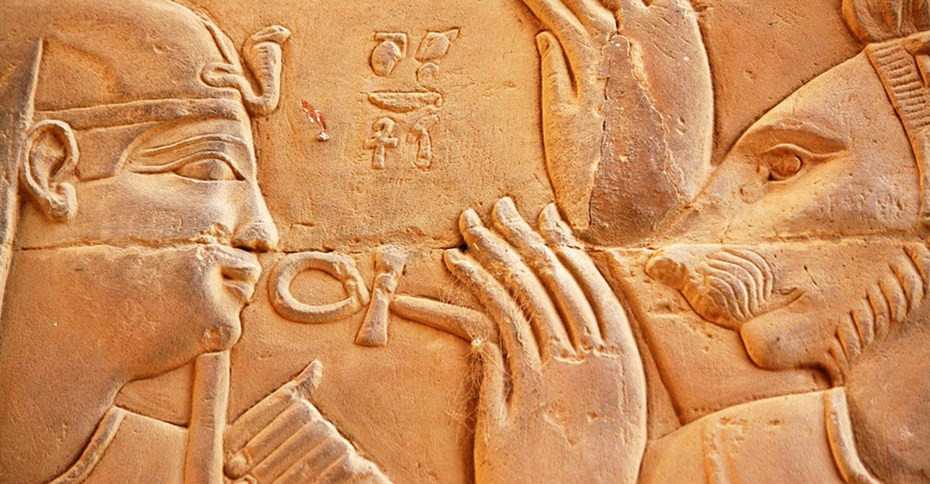 Các pharaoh, nữ hoàng Ai Cập và các vị thần mới được phép sử dụng biểu tượng Ankh vì nó được tin là sẽ đem lại sức mạnh cho người cầm nó có thể ban hay tước đi sinh mệnh của người khác.