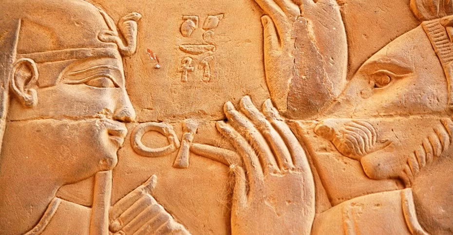 Các pharaoh, nữ hoàng Ai Cập và các vị thần mới được phép sử dụng biểu tượng Ankh vì nó được tin là sẽ đem lại sức mạnh cho người cầm nó có thể ban hay tước đi sinh mệnh của người khác.