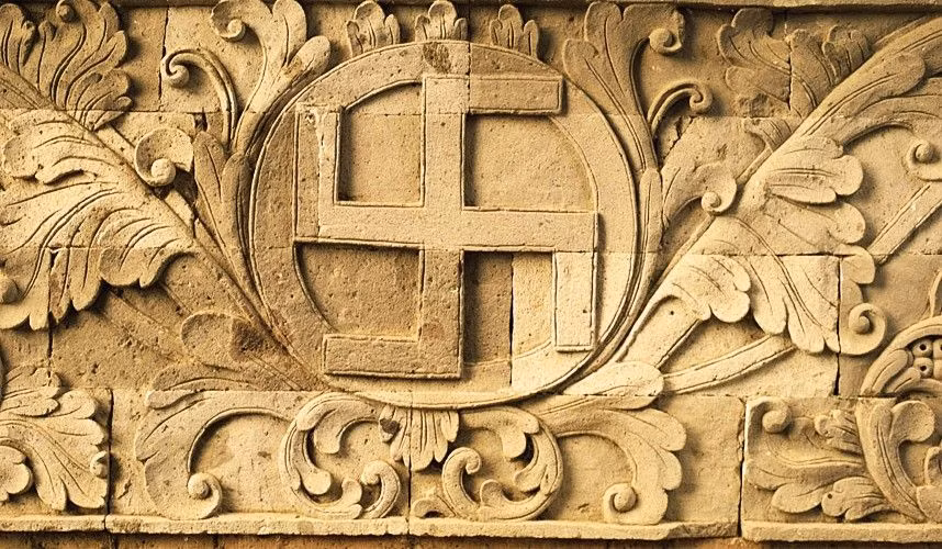 Chữ Vạn (tiếng Phạn: Swastika) còn được gọi là chữ thập ngoặc là biểu tượng được nhiều người biết đến. Vào hơn 4000 năm trước Công nguyên, hình chữ Vạn xuất hiện.