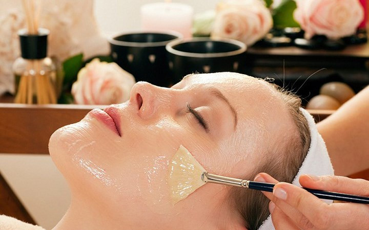 Dưỡng ẩm da: Dầu mè là một loại "kem dưỡng ấm" và bảo vệ da khỏi tác nhân gây hại từ chất ô nhiễm hoặc thời tiết khắc nghiệt. Cùng với dưỡng ẩm, nó làm sạch làn da của bạn. Trộn 1 muỗng canh dầu mè với chuối và quả bơ. Dùng mặt nạ từ hỗn hợp này, để trong khoảng nửa giờ và sau đó rửa sạch.