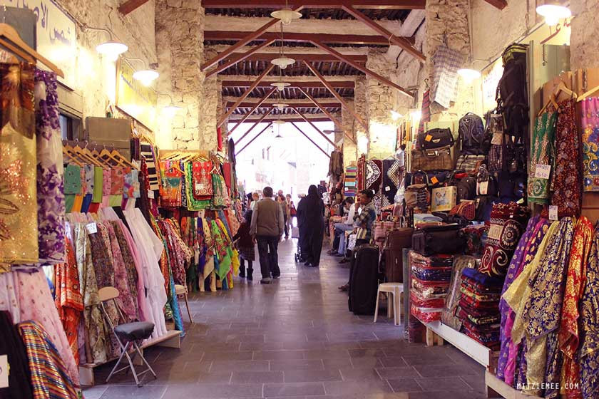 Chợ Souq Waqif: Được thành lập trên 100 năm, khu chợ Souq Waqif khá cổ kính ở Qatar. Tại đây, bạn có thể tìm thấy những đồ lưu niệm rực rỡ hay hương liệu món ăn truyền thống của người dân đạo Hồi, đặc biệt còn có các loại tinh dầu, nước hoa và shisha. Bên cạnh đó, những cửa hàng quần áo với màu trắng quyền lực của đàn ông và màu đen huyền bí của phụ nữ Ả Rập cũng là những nơi thu hút khách ghé thăm. Ảnh: Mitziemee.