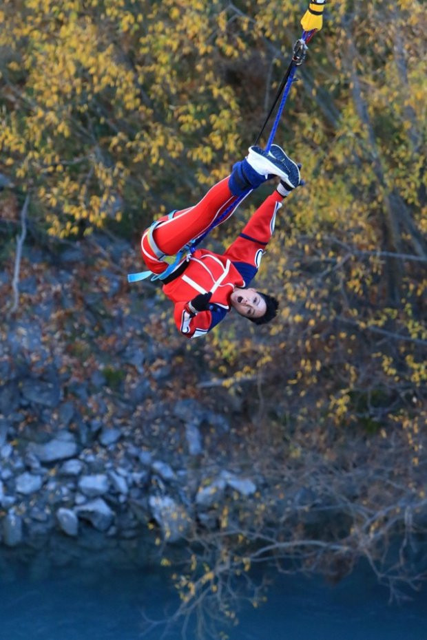 …và cả những trò chơi mạo hiểm như thế này. Không chỉ là một hoa hậu cá tính, xinh đẹp mà H'hen Niê còn rất nhiệt tình và năng động chính vì thế chúng ta luôn thấy ở cô một vẻ đẹp khỏe khoắn và tràn đầy năng lượng.