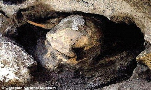 Các nhà nghiên cứu tin rằng, các công cụ bằng đá mới khai quật do một thành viên khác của nhóm tiến hóa Homo thực hiện.