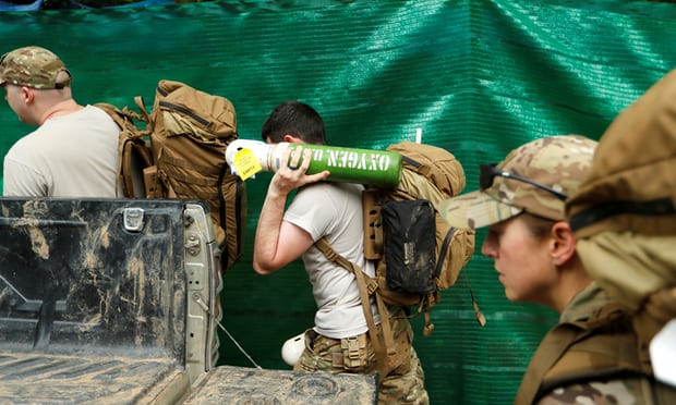 Cận cảnh cuộc chạy đua để đưa đội bóng Thái khỏi hang