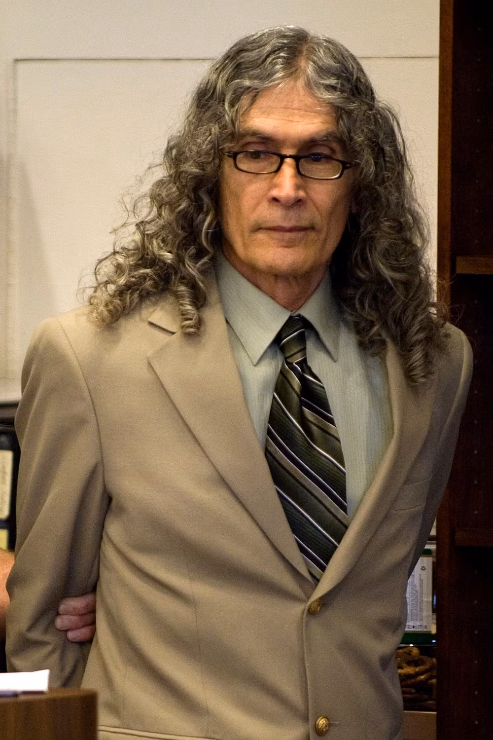 Trong thời gian từ năm 1977 - 1979, tên sát nhân này đã giết hại 5 phụ nữ, trong đó có một bé gái 12 tuổi. Với những tội ác đã gây ra, Alcala bị kết án tử hình.