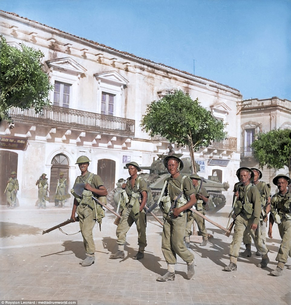 Những người lính Anh mang theo quân tư trang làm nhiệm vụ tại Pachine.