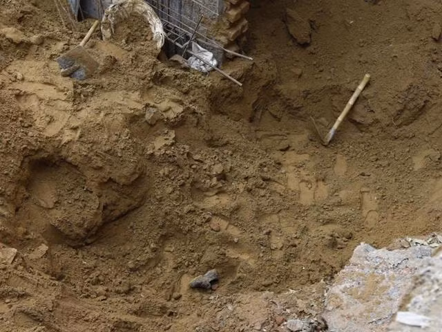 Một trong những phát hiện đáng chú ý là các chuyên gia tìm thấy hài cốt của một người đàn ông dựa vào tường.