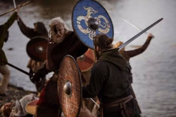 Họ bị chôn sống tại một gò đất lớn trên đảo Leka. Trái ngược với vua Herlaug, anh trai của ông hoàng này là Rollaug lựa chọn đầu hàng và quy phục vua Harald - người cai trị duy nhất ở Na Uy.