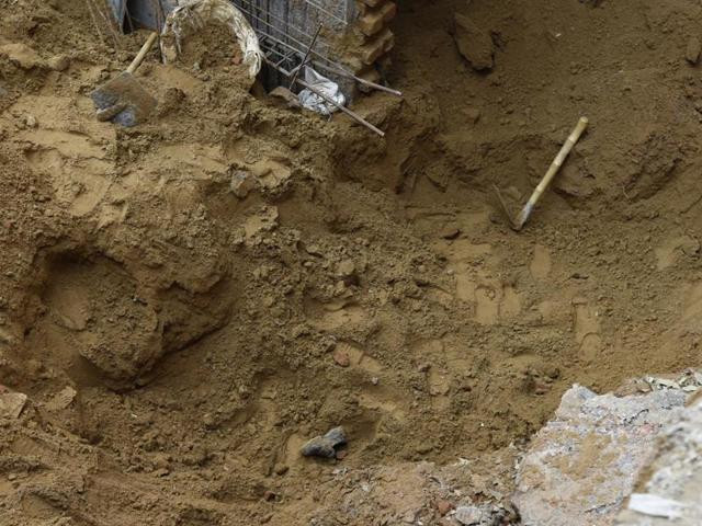 Một trong những phát hiện đáng chú ý là các chuyên gia tìm thấy hài cốt của một người đàn ông dựa vào tường.