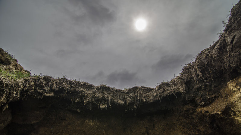 Đến cuối những năm 1700, các chuyên gia tiến hành đào 3 đường hầm vào gò đất lớn trên đảo Leka - nơi vua Herlaug cùng binh sĩ bị chôn sống.