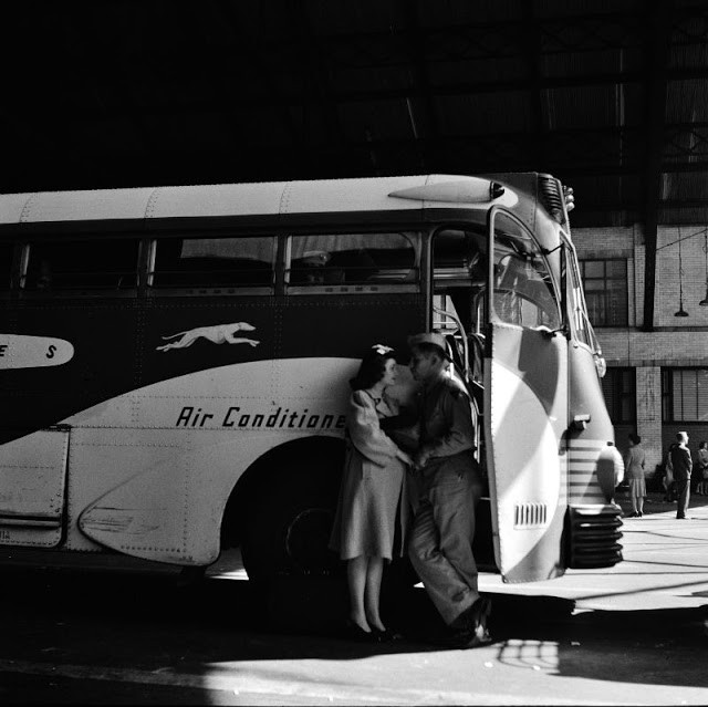 Người phụ nữ trẻ trò chuyện, tiễn người lính ra chiến trường ở trạm xe bus Greyhound, Indianapolis năm 1943. Đây là một trong những bức ảnh chụp lại tình hình nước Mỹ trong Chiến tranh thế giới 2.