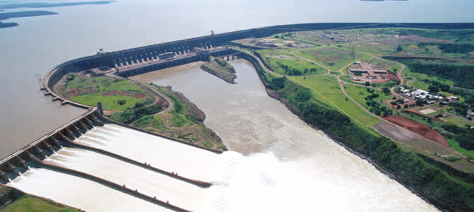 3. Đập Itaipu Dam nằm trên sông Paraná giữa biên giới của Brazil và Paraguay là một đập thủy điện được nhiều người biết đến. Để xây dựng nên công trình này, các kỹ sư đã thay đổi dòng chảy của sông Parana.