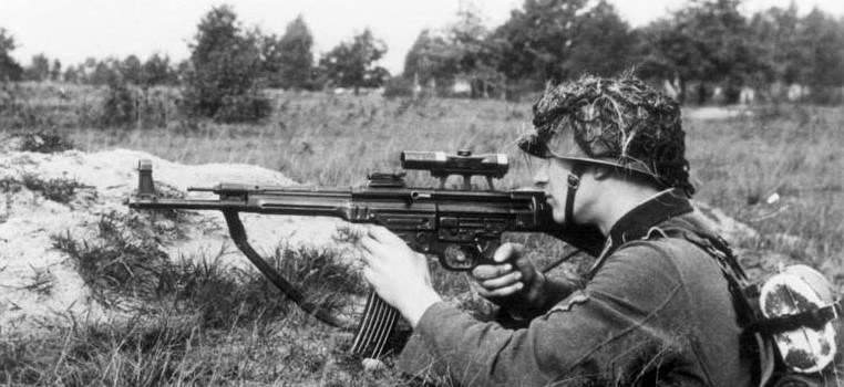 Một trong những ưu điểm của Sturmgewehr 44 là nó có khả năng hoạt động tốt trong đêm nhờ hệ thống kính ngắm hồng ngoại.