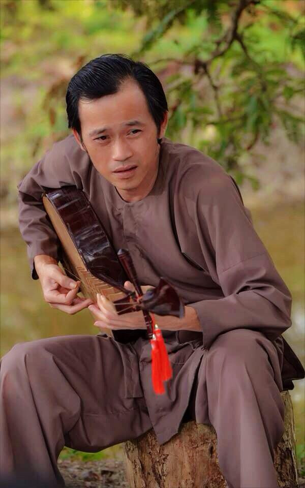 Thay vào đó, nam nghệ sĩ luôn xuất hiện với trang phục giản dị quen thuộc như mặc áo bà ba, đi dép lê, mặc áo dài.