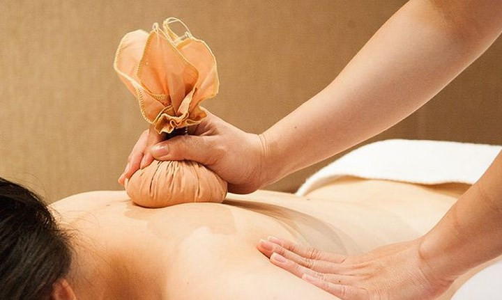 Chườm nóng: Chờm nóng cũng giúp điều trị đau vai, sưng và viêm. Và nó nên được thực hiện trong 48 giờ của chấn thương xảy ra. Đổ đầy túi nước nóng và thoa lên vai đau từ 10 đến 15 phút. Ngoài ra, bạn có thể đứng dưới vòi nước nóng để giảm đau.