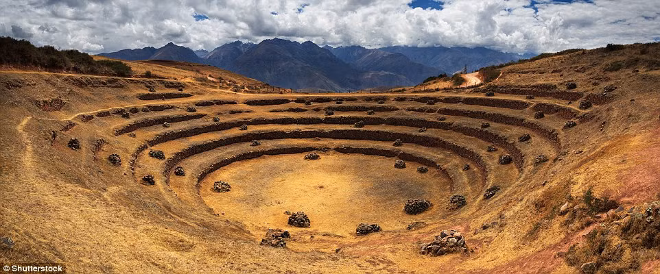 Moray ở Cuzco, Peru là một trong những tàn tích của người Inca còn tồn tại đến ngày nay. Nó gây chú ý với một loạt các bậc thềm ruộng bậc thang đồng tâm trông giống như một nhà hát Hy Lạp cổ đại.