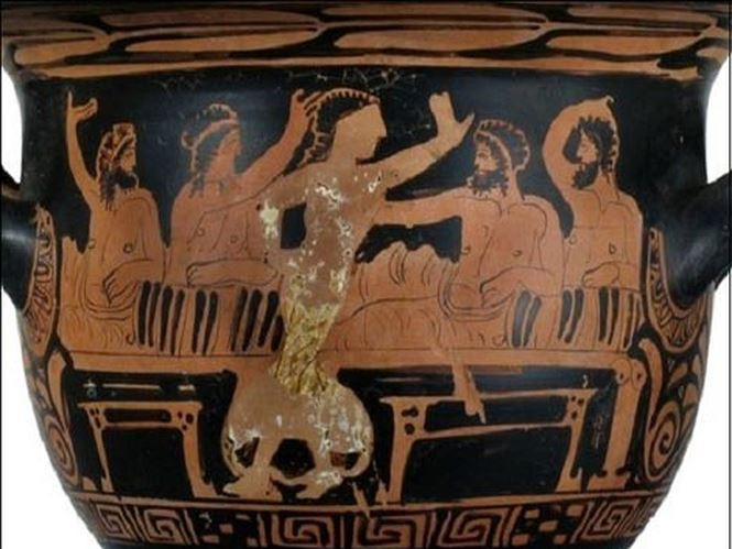 Vì vậy, gái mại dâm hành nghề ở Athens buộc phải đăng ký hoạt động với chính quyền và nộp tiền thuế. Số tiền thuế thu được từ hoạt động mại dâm sẽ được dùng để xây dựng miếu thờ thần Aphrodite. Nữ thần Aphrodite là vị thần biểu tượng cho tình yêu, tình dục và sự khoái lạc.