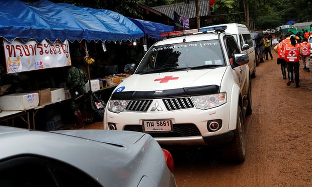 Xe cứu thương tiến vào khu vực giải cứu, báo giới được lệnh sơ tán (Ảnh Reuters)