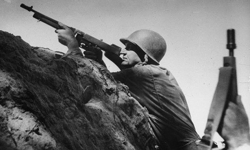 Binh sĩ Mỹ chắc tay súng, ngắm bắn mục tiêu quân đội Nhật Bản trong trận Buna-Gona.