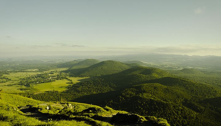 Núi lửa Chaîne des Puys, Pháp: Nằm giữa nước Pháp, dãy núi lửa Chaîne des Puys là kết quả của sự hình thành dãy núi Alps 35 triệu năm trước. Các đặc điểm địa chất ở di sản này chứng minh cho sự rạn nứt của lớp vỏ lục địa, cho phép magma từ dưới tầng sâu trồi lên, dẫn đến hiện tượng nâng bề mặt trái đất.