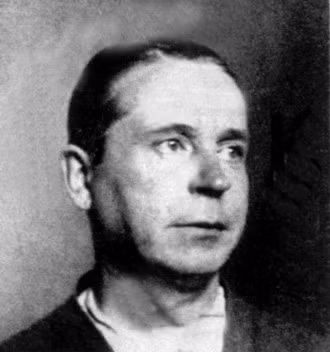 Vụ án mạng đầu tiên mà Peter Kürten gây ra là việc giết hại Christine Klein, 9 tuổi. Trong lúc đột nhập một ngôi nhà, Kürten phát hiện nạn nhân đang ngủ nên đã bóp cổ và dùng dao cắt cổ khiến cô bé Christine mất mạng.