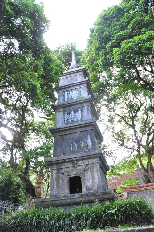 Ngọn tháp Cứu Sinh – được cho là chứa công phu tu tập về “trấn trùng” của Sư Tổ Như Trừng Lân Giác