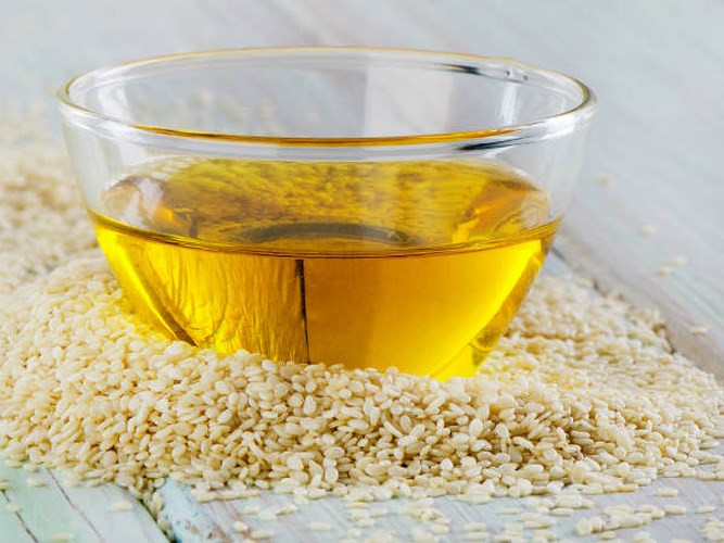 Ngăn ngừa nhiễm trùng và viêm: Dầu mè giàu chất chống oxy hóa và có chứa một axit béo gọi là axit linoleic có tính kháng khuẩn và chống viêm. Dầu hấp thụ sâu vào da, chống lại vi khuẩn có hại và các gốc tự do trong khi cũng giải độc da để tránh các loại nhiễm trùng. Bạn có thể bôi dầu trực tiếp lên da. Sử dụng dầu mè chăm sóc da bằng cách: Làm sạch da mặt bằng nước sau đó lau khô và thoa dầu mè để nó thấm vào da bạn.