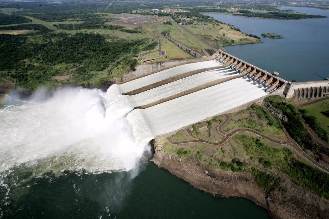 Theo một số tài liệu, đập Itaipu Dam dài 7.235m được xây dựng với lượng thép đủ để xây 380 tháp Eiffel - công trình biểu tượng của Pháp.