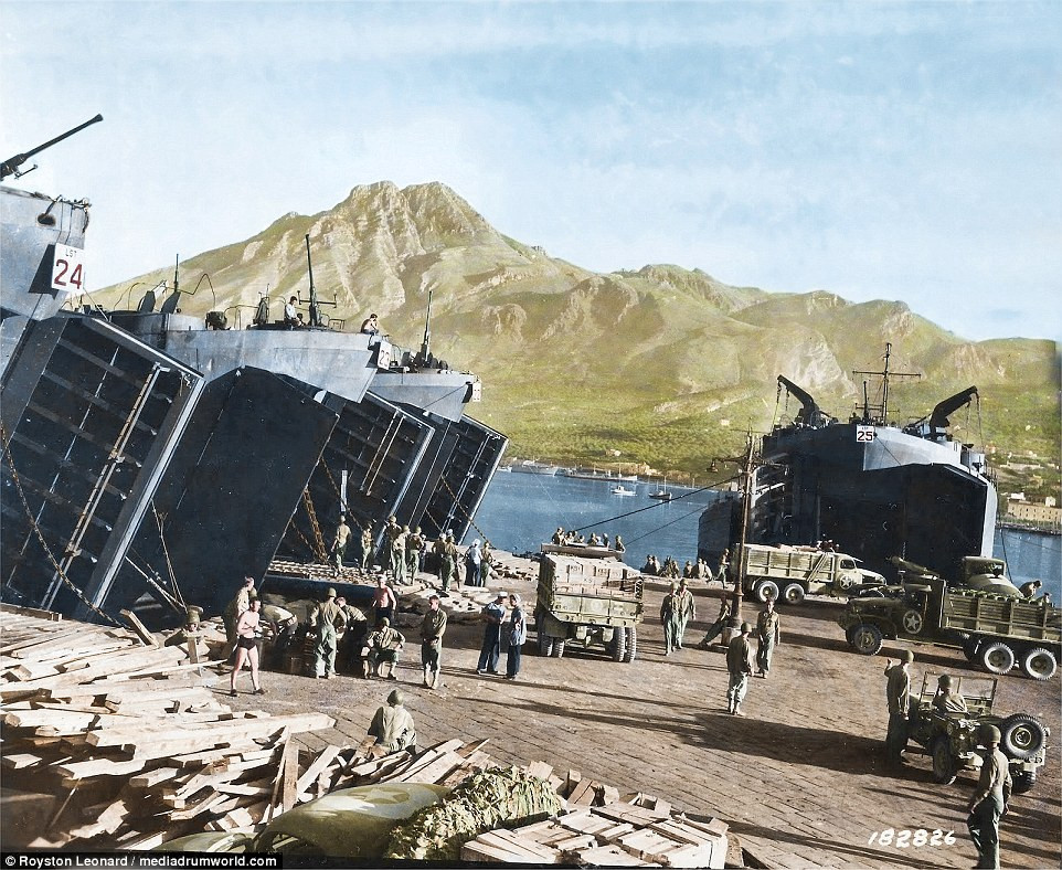 Các tàu đổ bộ của quân đồng minh chở binh sĩ, vũ khí, đạn dược, thuốc men...