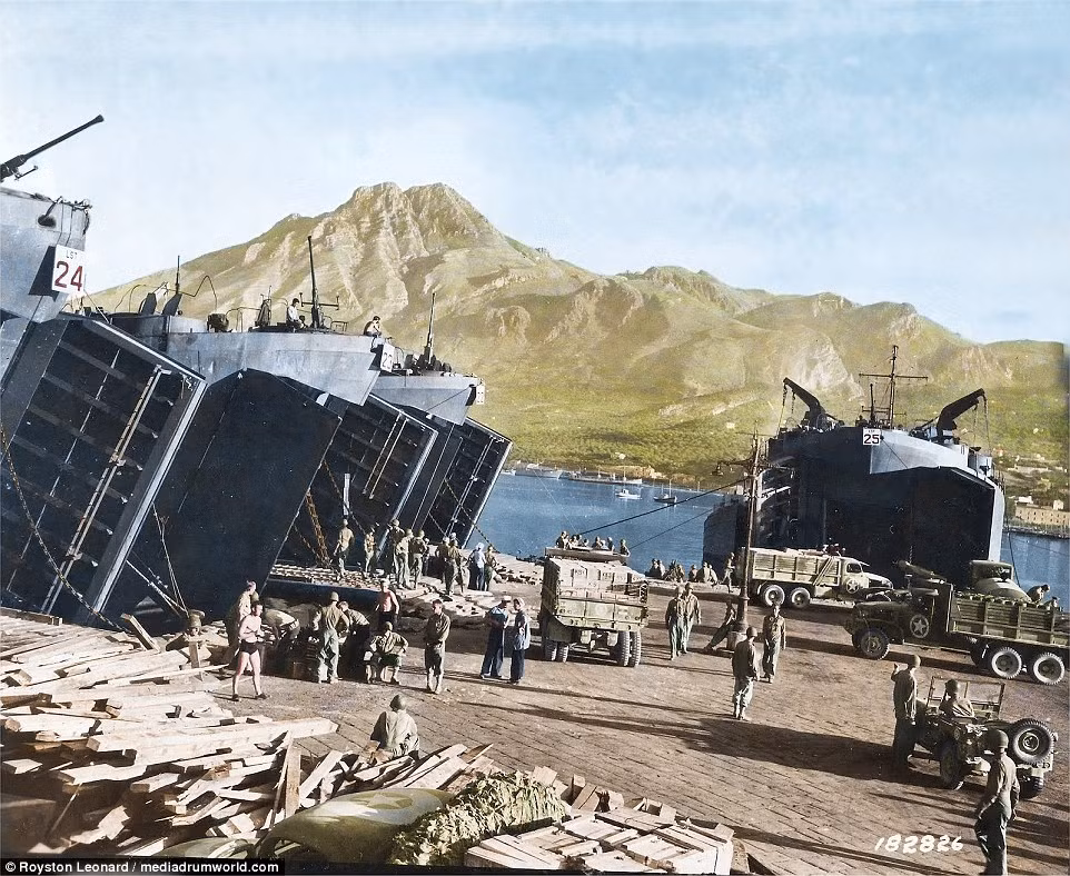 Các tàu đổ bộ của quân đồng minh chở binh sĩ, vũ khí, đạn dược, thuốc men...