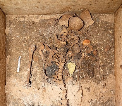 Nữ quý tộc trên được chôn cất cùng nhiều trang sức vàng quý giá. Căn cứ vào chữ khắc trên lăng mộ, các chuyên gia tiết lộ danh tính của người phụ nữ nằm an nghỉ trong mộ cổ gần 2.000 năm qua là Neko.