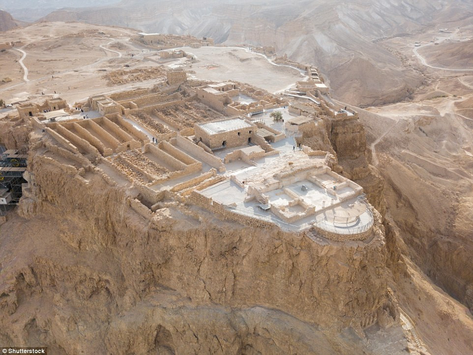 Pháo đài cổ kính tại Masada ở Israel. Nơi đây từng là địa điểm đồn trú của đế chế La Mã.