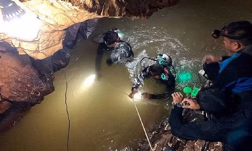 Tất cả nạn nhân này bị mắc kẹt ở đây từ ngày 23/6 khi đang khám phá hang. Những thợ lặn tham gia cứu hộ cho hay việc đưa đội bóng ra khỏi hang động có thể mất nhiều tuần hoặc thậm chí là nhiều tháng.