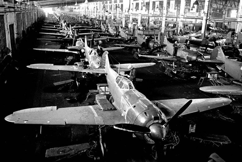 Bên trong một nhà máy sản xuất, chế tạo máy bay của Liên Xô năm 1943.