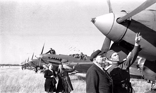 Hàng loạt máy bay chiến đấu của Liên Xô được kiểm tra cẩn thận trước khi lên đường làm nhiệm vụ. Ảnh chụp năm 1944.