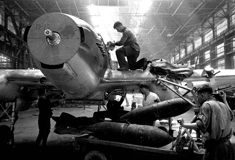 Các kỹ sư cẩn thận vận chuyển những quả bom và đặt chúng vào bên trong máy bay để chuẩn bị lên đường làm nhiệm vụ năm 1942. Mời quý độc giả xem video: Bảo tàng đồ cũ thời Liên Xô (nguồn: VTC14)