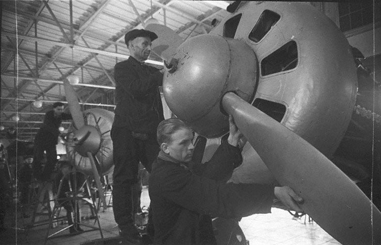 Các kỹ sư, công nhân cẩn thận lắp ráp các bộ phận của máy bay chiến đấu tại một nhà máy quốc phòng của Liên Xô ở Moscow.