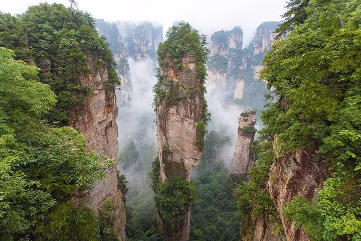 Núi Tianzi nằm tại vùng Trương Gia Giới của tỉnh Hồ Nam, Trung Quốc, được ví như một bức tranh thiên nhiên tuyệt đẹp với hàng nghìn ngọn núi nhỏ và cao chót vót xếp cạnh nhau. Địa điểm này từng được chọn làm bối cảnh trong bộ phim "Tây du ký".