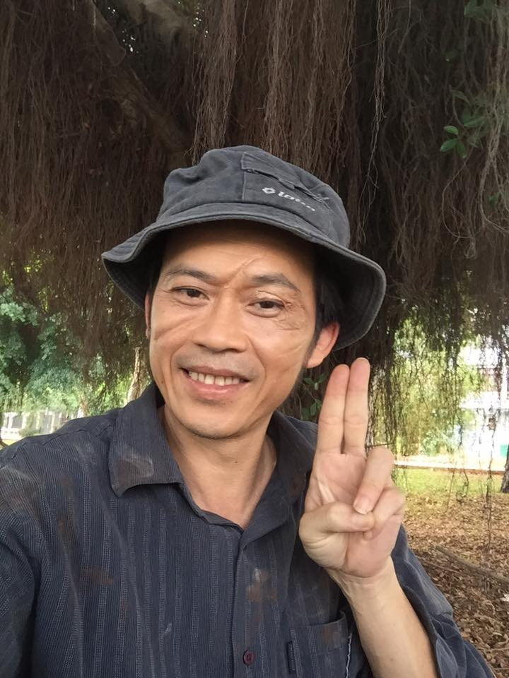 Lối sống giản dị, bình dân của Hoài Linh được cho là bắt nguồn từ cuộc sống nghèo khó ngày nhỏ của anh. Sinh ra trong một gia đình có 6 người con, gia cảnh lại khốn khó khi chỉ có một mình mẹ vất vả, gồng gánh để nuôi con nên dường như Hoài Linh luôn khắc sâu điều này.