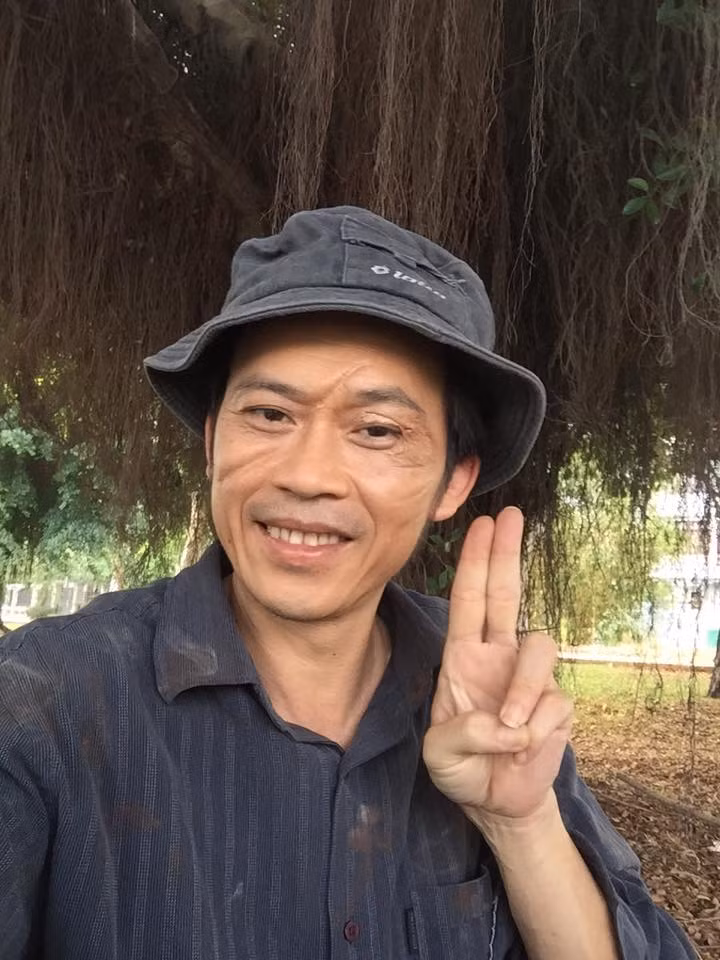 Lối sống giản dị, bình dân của Hoài Linh được cho là bắt nguồn từ cuộc sống nghèo khó ngày nhỏ của anh. Sinh ra trong một gia đình có 6 người con, gia cảnh lại khốn khó khi chỉ có một mình mẹ vất vả, gồng gánh để nuôi con nên dường như Hoài Linh luôn khắc sâu điều này.