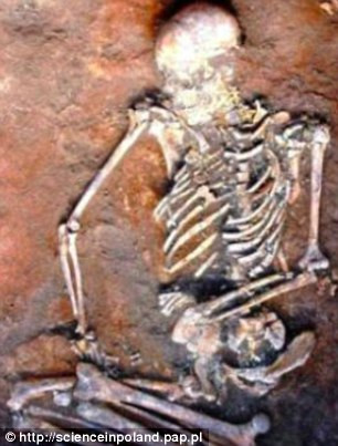 Cụ thể, trên xương của người phụ nữ trên có những hình vẽ bí ẩn. Các chuyên gia cho rằng, những hình vẽ này được người xưa tạo ra sau khi thi thể người phụ nữ bị phân hủy hoàn toàn, cho phép họ vẽ trực tiếp lên xương.