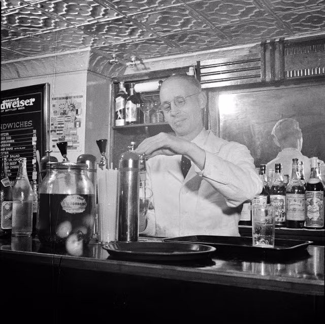 Nhân viên pha chế làm việc tại một quán bar ở Sea Grill năm 1943.