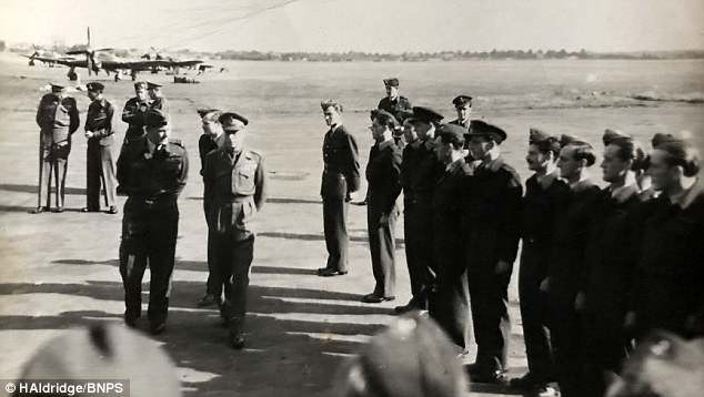 Không riêng Thủ tướng Churchill, Vua George VI cũng đến thị sát, thăm hỏi và động viên các thành viên thuộc Không quân Hoàng gia Anh tại Bỉ ngày 13/10/1944.