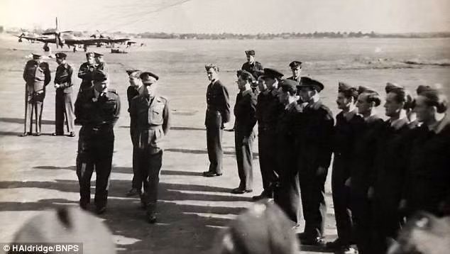 Không riêng Thủ tướng Churchill, Vua George VI cũng đến thị sát, thăm hỏi và động viên các thành viên thuộc Không quân Hoàng gia Anh tại Bỉ ngày 13/10/1944.