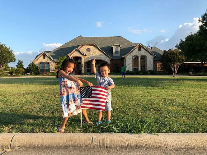 Ngôi nhà gồm năm phòng và có khoảng sân vườn khá rộng, ca sĩ Hồng Ngọc dự định thiết kế thêm hồ bơi cho các con có chỗ vui chơi đồng thời sẽ trồng thêm cây và hoa để tạo không gian xanh, gần gũi thiên nhiên.