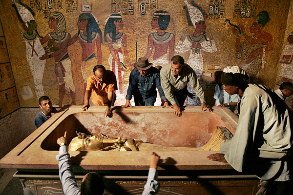 Khi mở lăng mộ của pharaoh Tutankhamun, các chuyên gia đã phát hiện quan tài chứa xác ướp vị vua huyền thoại của Ai Cập cổ đại cùng hơn 5.000 cổ vật giá trị.