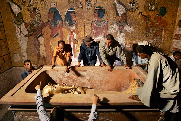 Khi mở lăng mộ của pharaoh Tutankhamun, các chuyên gia đã phát hiện quan tài chứa xác ướp vị vua huyền thoại của Ai Cập cổ đại cùng hơn 5.000 cổ vật giá trị.