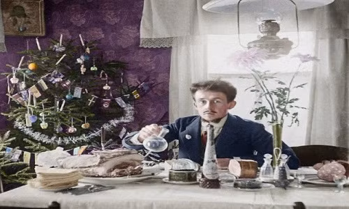 Một người đàn ông sống ở Nga đầu thế kỷ 20 thưởng thức bữa ăn tối thịnh soạn dịp Giáng sinh.