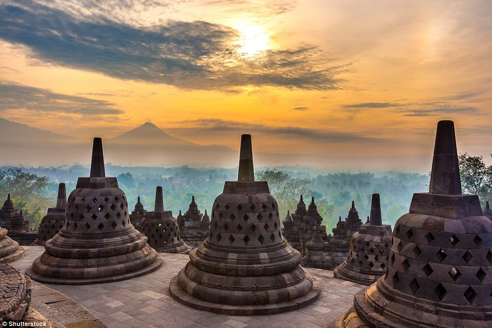 Đền Borobudur nằm ở Indonesia được xây dựng từ thế kỷ thứ 9. Đây là một trong những di tích Phật giáo lớn nhất thế giới còn tồn tại đến ngày nay.